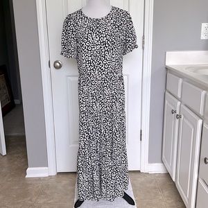 New with tags J crew print dress sz small. Never worn. Navy blue and white.